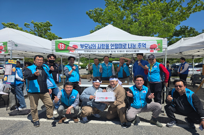 김제지평선로타리클럽 회원들이 8일 어버이날을 맞아 인절미 나눔봉사를 했다. 김제지평선로타리클럽 제공