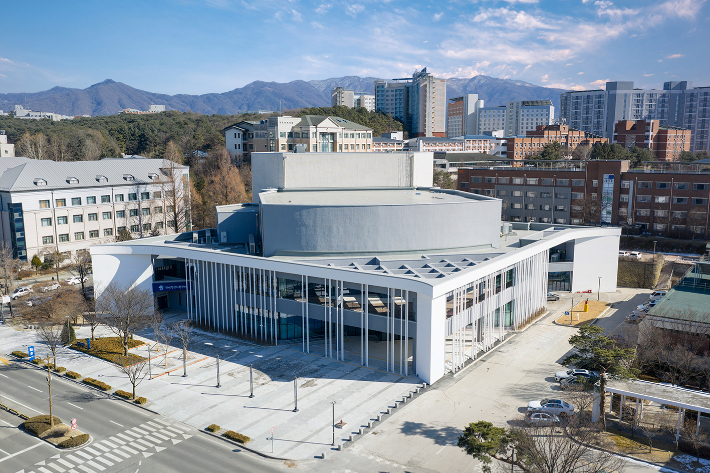 강원대 백령아트센터 전경. 강원대 제공