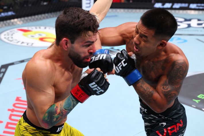 조슈아 반(사진 오른쪽)의 경기 장면. UFC 제공