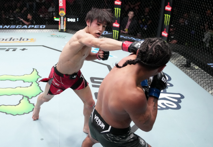 타이라 타츠로(사진 왼쪽)의 경기 장면. UFC 제공