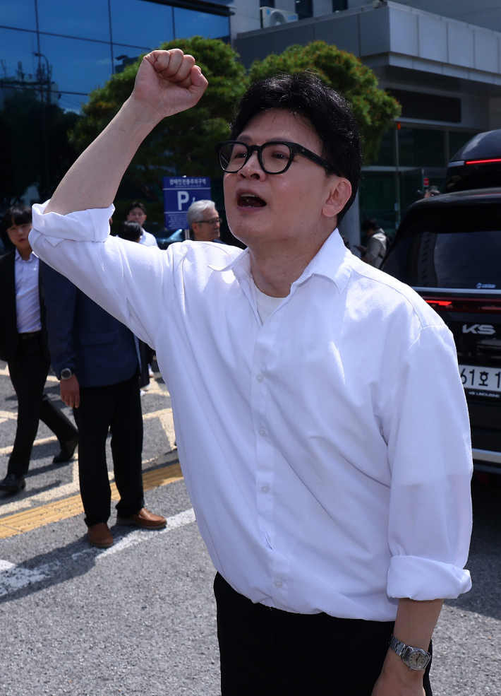  무소속 한동훈 부산 북갑 국회의원 보궐선거 예비후보가 4일 오후 부산 구포동 북구선거관리위원회에 예비후보 등록을 마친 뒤 지지자들에게 인사하고 있다. 연합뉴스
