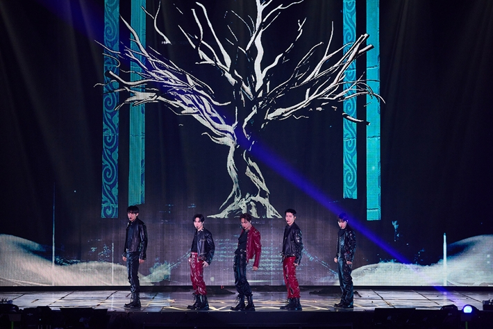이번 콘서트의 첫 곡은 데뷔곡 '마마'였고, 마지막 곡은 '너의 세상으로'였다. SM엔터테인먼트 제공