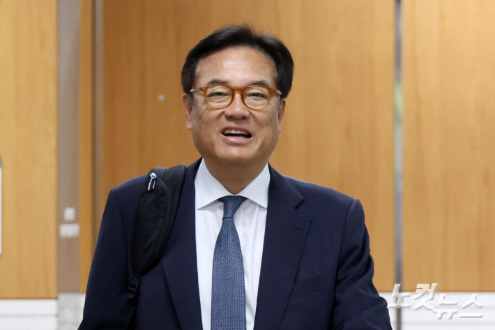 국회 추천 헌법재판관 미임명 등 혐의로 기소된 정진석 전 대통령비서실장이 8일 서울 서초구 서울중앙지방법원에서 열린 공판에 출석하기 위해 법정으로 향하고 있다. 류영주 기자