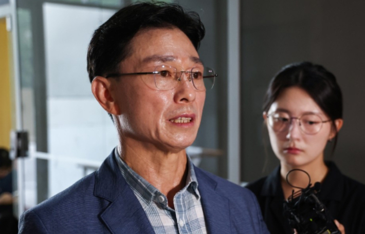 임성근 전 해병대 1사단장이 서울 서초구 이명현 순직해병특별검사팀 사무실로 출석하며 입장문을 읽고 있다. 연합뉴스