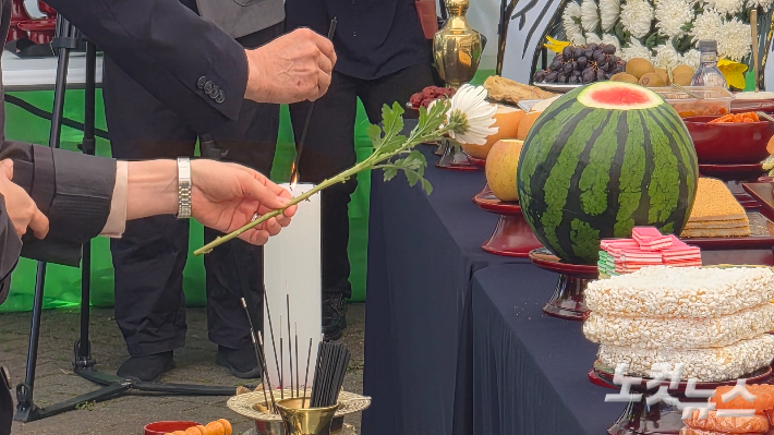 9일 대전 문평근린공원에 마련된 안전공업 화재 희생자 합동분향소에서 유가족들이 마지막 인사를 전하고 있다. 김정남 기자