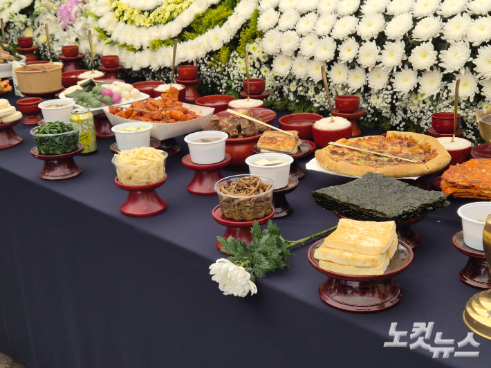 합동분향소에는 고인들이 평소 즐기던 피자와 닭강정, 김밥, 떡볶이, 햄버거 등이 올랐다. 김정남 기자