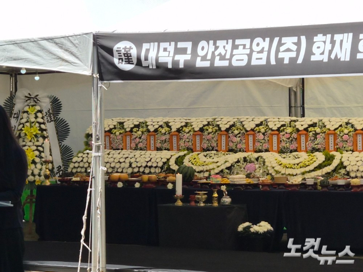 추모 편지를 낭독하는 유가족 뒤로 희생자들의 위패가 자리하고 있다. 김정남 기자