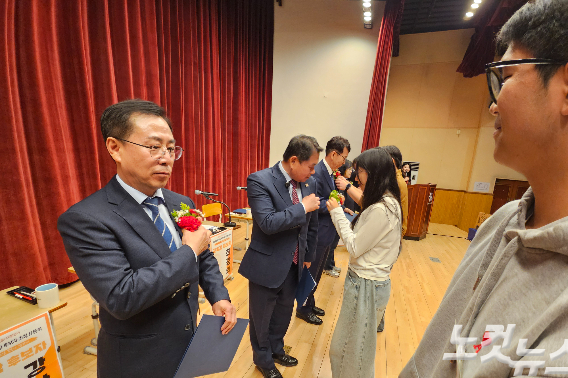 9일 강원CBS와 한국YMCA강원도협의회 주최로 열린 '청소년이 묻고, 교육감 후보가 답하다 - 강원특별자치도 교육감 후보자 초청토론회'에서 토론에 참석한 청소년들이 각 후보자들에게 카네이션을 달아주는 모습. 구본호 기자
