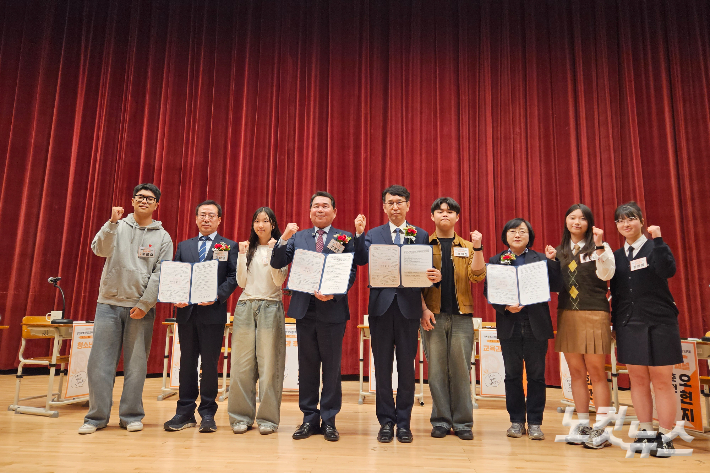 9일 강원CBS와 한국YMCA강원도협의회 주최로 열린 '청소년이 묻고, 교육감 후보가 답하다 - 강원특별자치도 교육감 후보자 초청토론회'에 참석한 강삼영, 신경호, 최광익, 박현숙 예비후보와 토론자로 참석한 청소년들. 구본호 기자