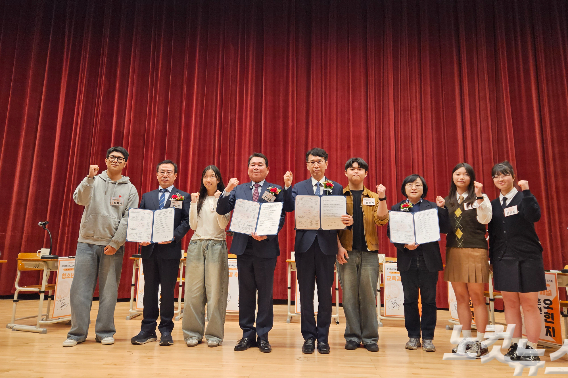 9일 강원CBS와 한국YMCA강원도협의회 주최로 열린 '청소년이 묻고, 교육감 후보가 답하다 - 강원특별자치도 교육감 후보자 초청토론회'에 참석한 강삼영, 신경호, 최광익, 박현숙 예비후보와 토론자로 참석한 청소년들. 구본호 기자