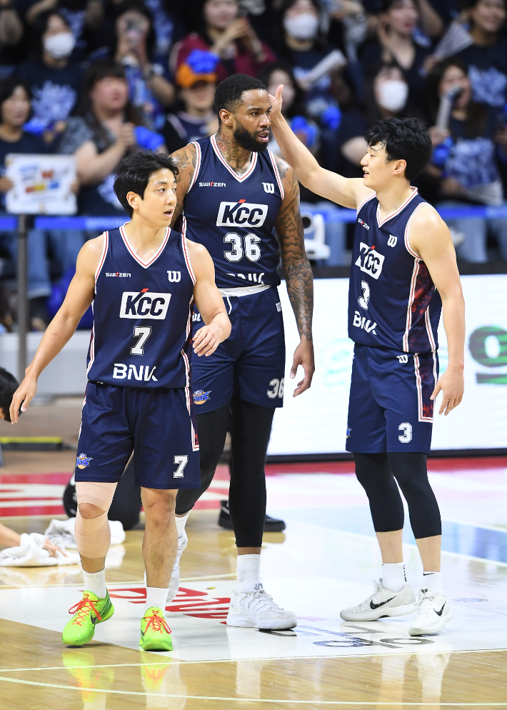 KCC 허훈(왼쪽부터), 숀 롱, 허웅. KBL 제공