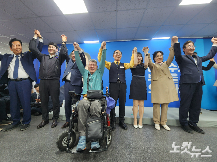 9일 오후 열린 전재수 더불어민주당 부산시장 후보 선거사무소 개소식에서 참석한 시민들과 함께 기념 사진을 찍고 있다. 정혜린 기자