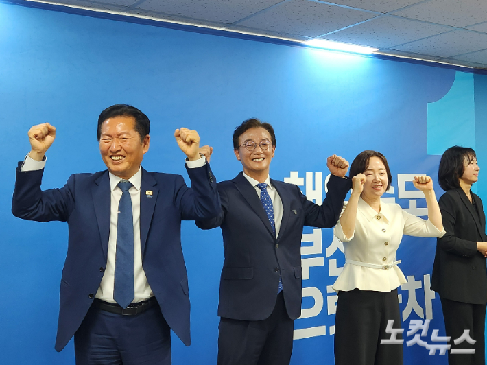 정청래 더불어민주당 대표(가장 왼쪽)가 전재수 부산시장 후보 선거사무소 개소식에 참석했다. 정혜린 기자