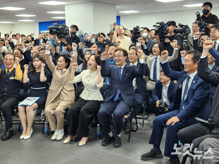 9일 오후 열린 전재수 더불어민주당 부산시장 후보 선거사무소 개소식에서 참석자들이 선거 승리를 다짐하고 있다. 정혜린 기자