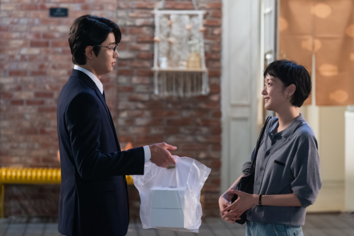 이상협 감독은 시즌3를 처음 기획할 당시 바비분식 장면에 유바비(박진영) 등장도 고려했다고 밝혔다. 그는 "조금 과한 거 같아 최종적으로 등장하지 않는 게 맞겠다고 판단했다"고 말했다. 티빙 제공