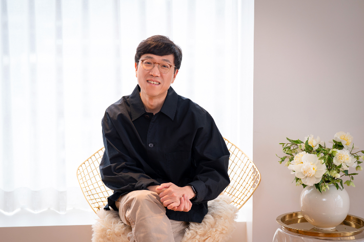 이상엽 감독은 특별출연한 황찬성에 대해 "함께 작품을 한 적이 있어 사석에서 특별 출연 있으면 하겠다고 지나가듯 말한 적이 있었다"며 "스카이다이빙 장면을 찍을 때 더운 날이었는데 땀 뻘뻘 흘리면서 잘 해주고 갔다"고 전했다. 티빙 제공