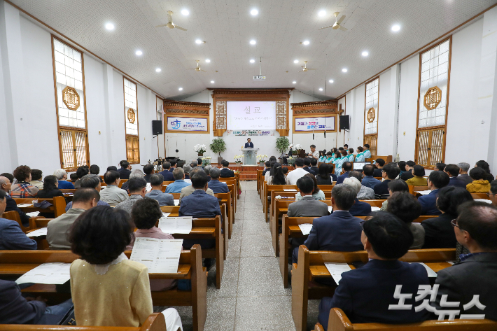 담임목사 취임 및 원로목사 추대 감사예배가 열린 전주평화동교회. 최화랑 기자