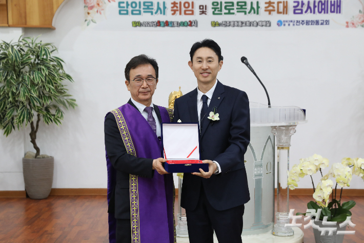 전북노회장 양진규 목사가 윤종현 목사에게 담임목사 취임패를 전달하고 있다. 최화랑 기자