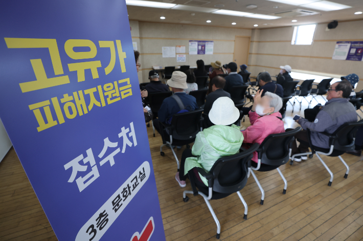 고유가 피해지원금 1차 지급이 시작된 27일 서울 강서구 화곡4동 주민센터에서 시민들이 지원금을 지급받기 위해 대기하고 있다. 연합뉴스
