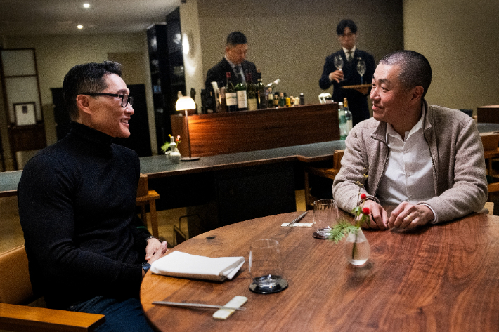 '케이-에브리띵'에 출연한 호스트 다니엘 대 킴과 한국인 최초 미쉐린 3스타 코리 리(Corey Lee) 셰프가 대화를 하고 있는 모습. 현대자동차 제공