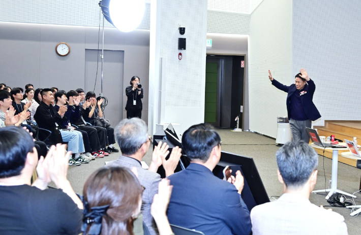 LG전자 류재철 CEO가 최근 서울 마곡 LG사이언스파크에서 열린 구성원 대상 타운홀 미팅에 입장하고 있다. LG전자 제공