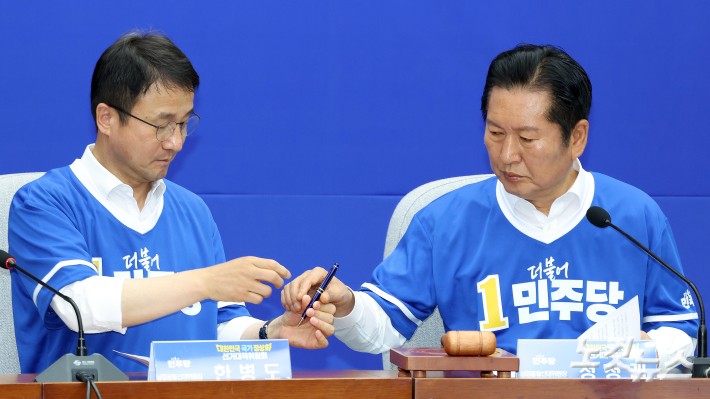 한병도 원내대표에게 펜 건네받는 정청래 대표