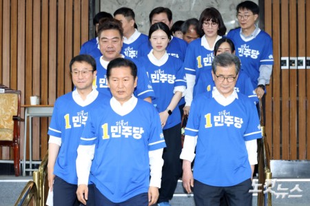 선대위 출범식 출석하는 정청래 대표