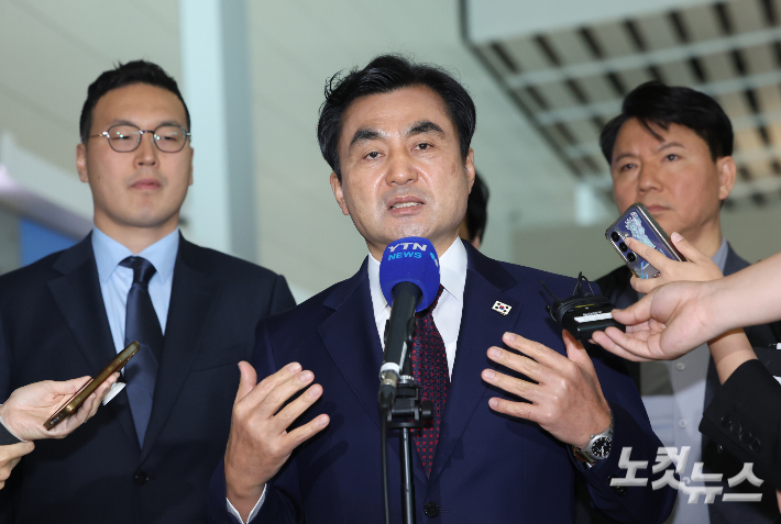 미국을 방문하는 안규백 국방부 장관이 10일 인천국제공항 제2터미널에서 취재진 질문에 답하고 있다. 연합뉴스