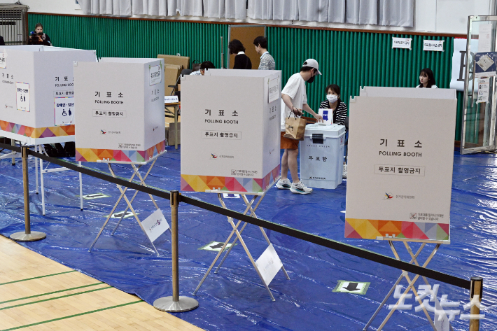 제21대 대통령선거 투표일인 3일 서울 영등구포의 한 투표소에서 유권자들이 투표를 하고 있다. 윤창원 기자