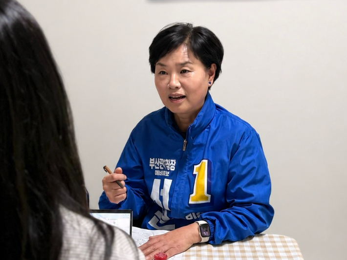 부산CBS 취재진과 인터뷰 중인 서은숙 더불어민주당 부산진구청장 후보. 서 후보 캠프 제공