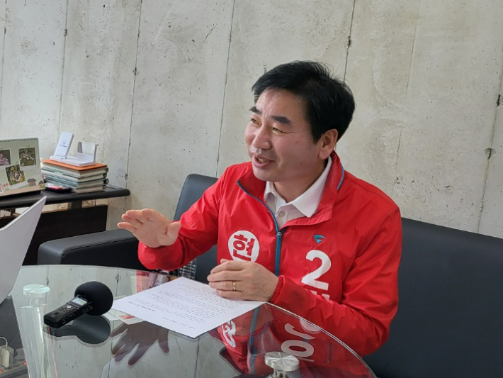 부산CBS 취재진과 인터뷰 중인 김영욱 국민의힘 부산진구청장 후보. 김 후보 캠프 제공