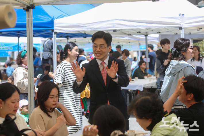 금경연 목사가 축제 현장에서 성도들과 함께 교제하며 기쁨을 나누고 있다. 최화랑 기자