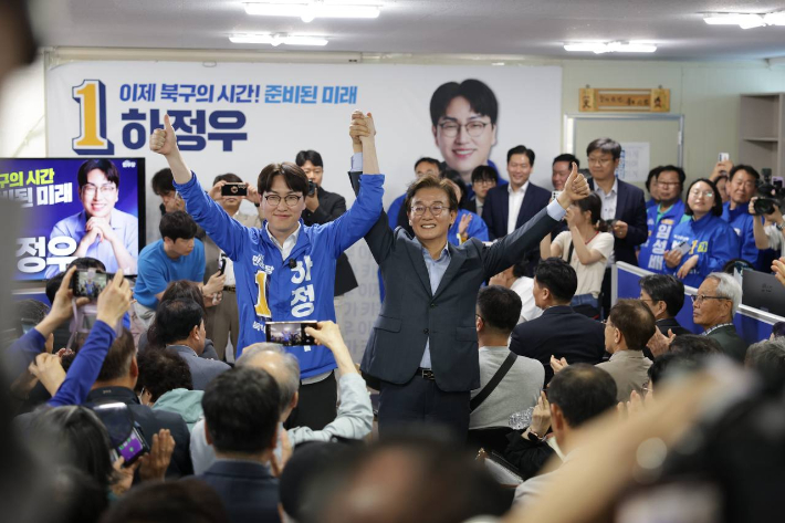 10일 더불어민주당 하정우 부산 북갑 국회의원 보궐선거 후보가 전재수 부산시장 후보와 선거 필승을 다짐하고 있다.  캠프 제공