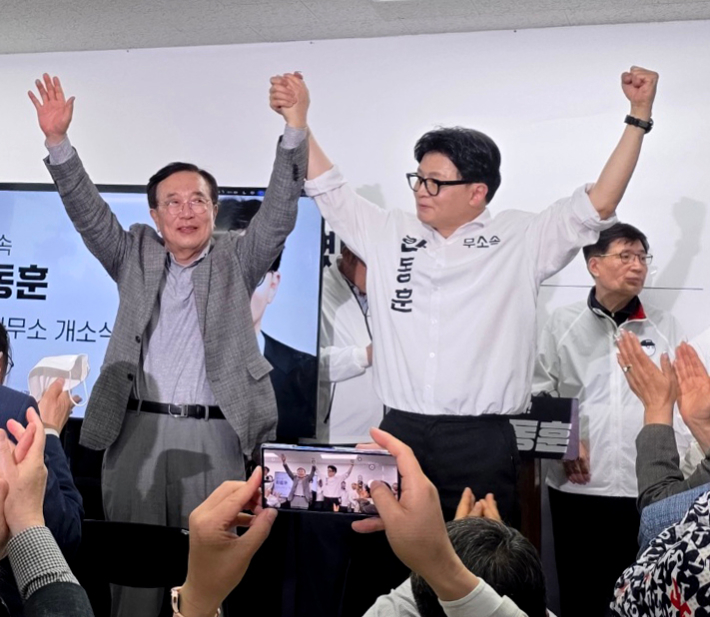 무소속 한동훈 부산 북갑 국회의원 보궐선거 후보가 10일 부산 북구에서 열린 선거사무소 개소식에서 서병수 전 의원과 손을 맞잡고 있다. 서 전 의원은 최근 국민의힘을 탈당하고 한 후보 캠프 명예선대위원장에 합류했다. 연합뉴스