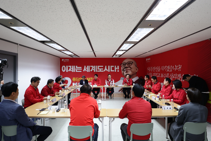 10일 부산 부산진구 선거사무소에서 국민의힘 선거대책위원회 회의가 열리고 있다.  선거캠프 제공 
