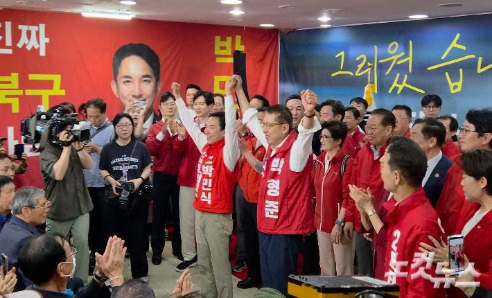 10일 부산 북구 덕천동에서 국민의힘 박민식 부산 북갑 국회의원 후보의 선거사무소 개소식이 열리고 있다. 김혜민 기자