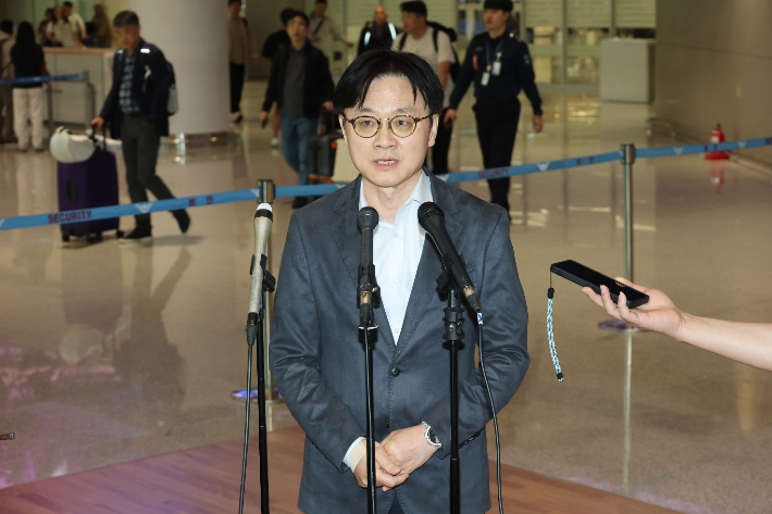 취재진 질문 답하는 김정관 산업장관. 연합뉴스