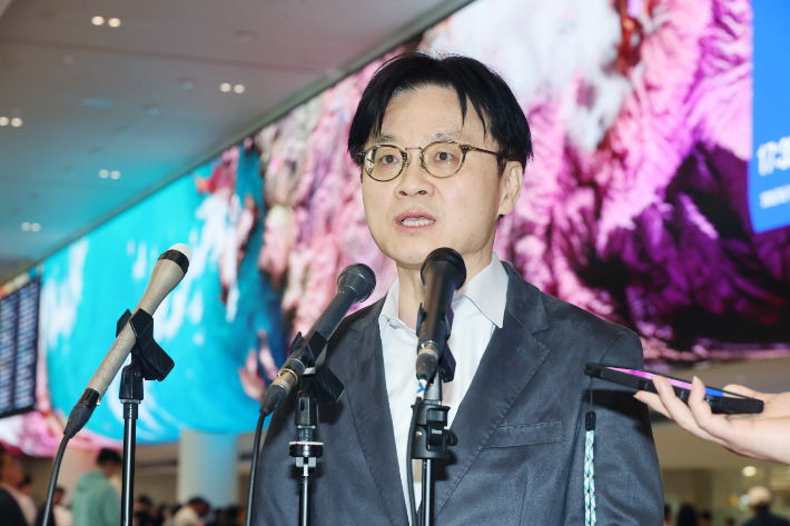귀국 후 취재진 질문 답하는 김정관 산업장관. 연합뉴스
