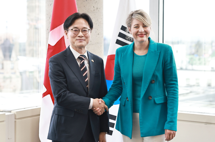 김정관 장관, 캐나다 산업부 장관 면담. 연합뉴스