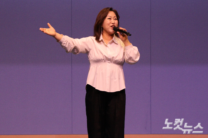 찬양사역자 동방현주가 '사명'을 부르고 있다. 임성민 기자