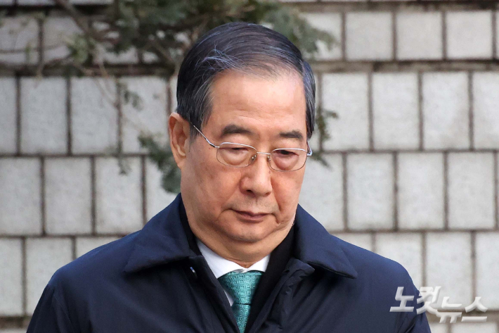 내란 우두머리 방조 혐의를 받는 한덕수 전 국무총리가 서울중앙지법에서 열린 1심 선고 공판에 출석하기 위해 법정으로 향하고 있다. 박종민 기자