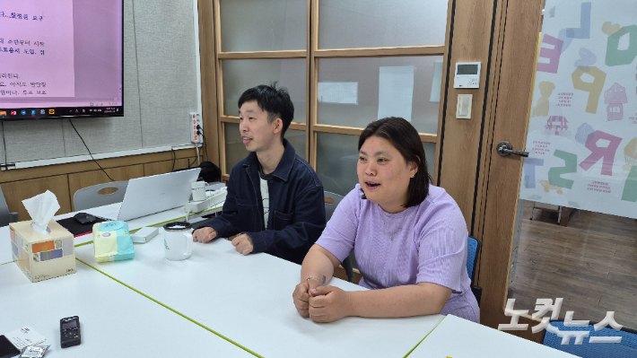 지난 4일 서울 영등포구에 있는 발달장애인 권리옹호단체 피플퍼스트 서울센터에서 소형민씨(좌), 박경인씨(우)가 발달장애인의 참정권에 대해 이야기하고 있다. 이들은 발달장애인이자 피플퍼스트의 동료지원가로 활동하고 있다. 김지은 기자