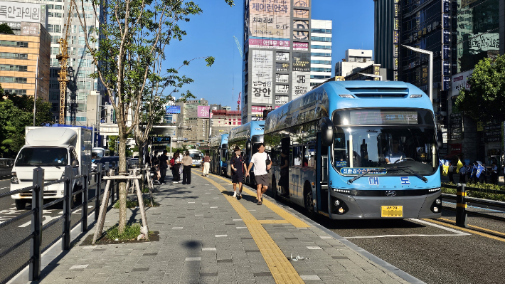 부산지역 시내버스가 출퇴근 시간대 증편 운행한다. 부산시버스운송사업조합 제공