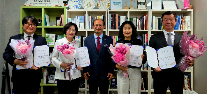 (왼쪽부터) 어일선 이사(청주대 영화영상학과 교수), 김정순 감사(세무법인텍스앤로 세무사), 변광섭 대표, 연지민 이사(전 충청타임즈 취재부 부국장) 윤갑용 이사(청주대 예술대학 교수). 청주문화제단 제공