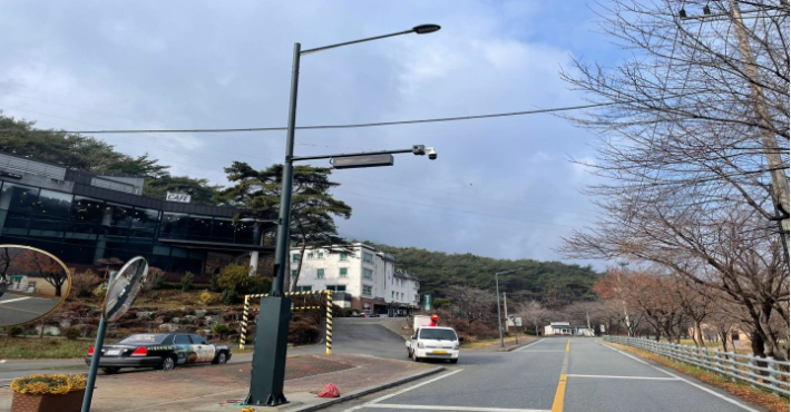 가로등·전신주 등에 정보통신기술을 결합해 다양한 공공서비스를 제공해 관제 사각지대를 없애고 재난 시 신속한 대피 안내까지 하는 스마트폴 설치. 전라남도자치경찰위원회 제공