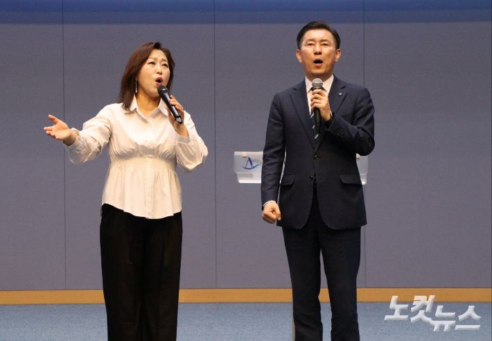 찬양사역자 동방현주가 황순환 목사와 찬양을 부르고 있다. 임성민 기자