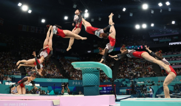 여서정이 2024년 8월 3일(현지시간) 프랑스 파리 베르시 경기장에서 열린 2024 파리올림픽 체조 여자 도마 결선에서 연기를 펼치고 있다. 그래픽프로그램을 사용해 9장의 사진을 한장으로 표현. 연합뉴스