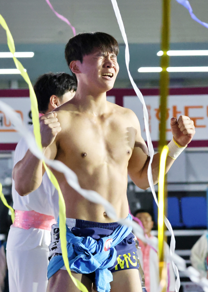 10일 강원도 평창군 진부생활체육관에서 열린 '위더스제약 2026 민속씨름 평창오대산천장사씨름대회' 소백장사(72kg 이하)에 등극한 임주성(MG새마을금고씨름단)이 우승 후 기쁨을 표하고 있다. 대한씨름협회