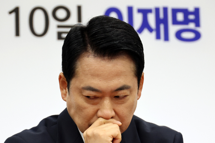 국민의힘 장동혁 대표가 11일 국회에서 열린 최고위원회의에서 최고위원들의 발언을 들으며 생각에 잠겨 있다. 연합뉴스
