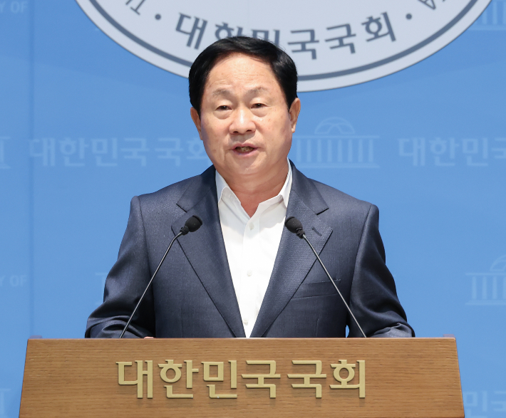 국민의힘 주광덕 남양주시장 예비후보가 11일 국회 소통관에서 기자회견을 열고 "대한민국의 미래와 보수 대통합을 통한 지방선거 승리를 위해 사즉생의 결단을 내려달라"며 장동혁 당 대표의 2선 후퇴를 촉구하고 있다. 연합뉴스